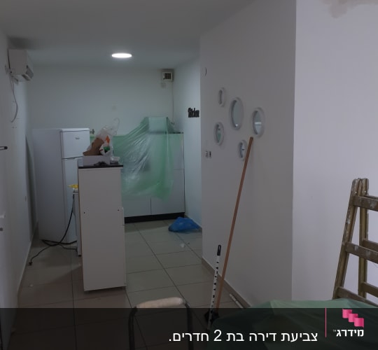 סולם, כיסוי פלסטיק, קיר צבוע חלקית, כלי עבודה